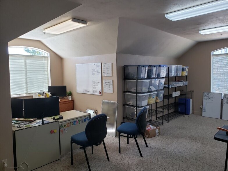 More Photos Of 2053 Laura St, Springfield Showroom For Lease