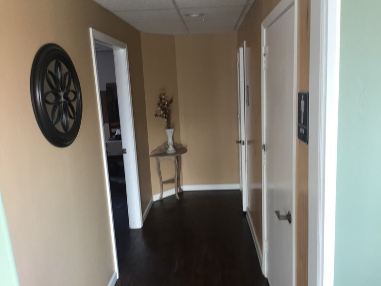 More Photos Of 432 N Broadway Ave, Shawnee Restaurant For Lease