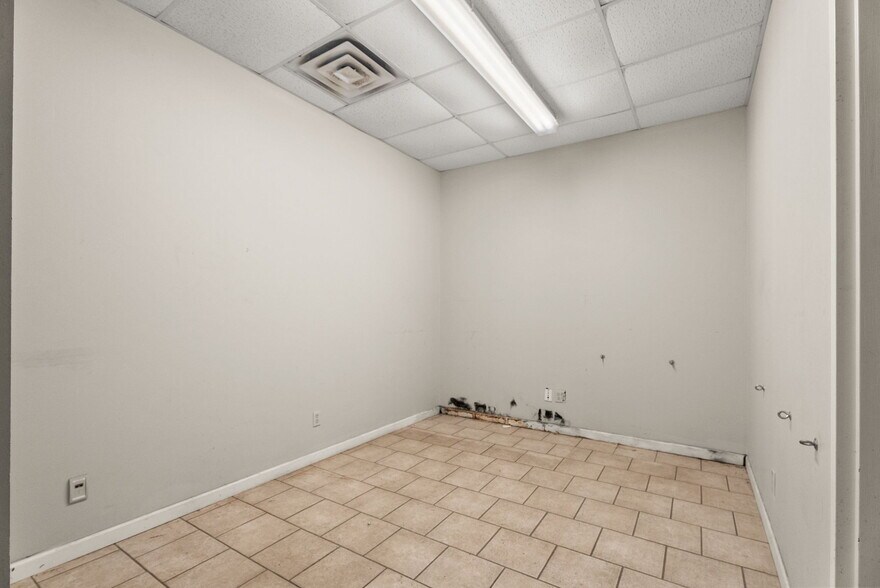 More Photos Of 3401 NNE Loop 323, Tyler Light Distribution For Sale