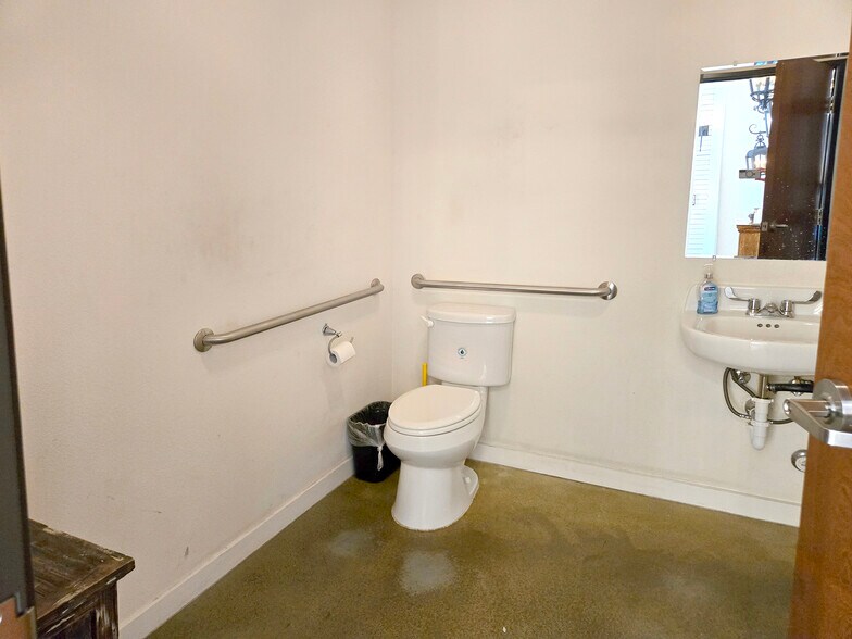 More Photos Of 2000 Windy Ter, Cedar Park Warehouse For Sale