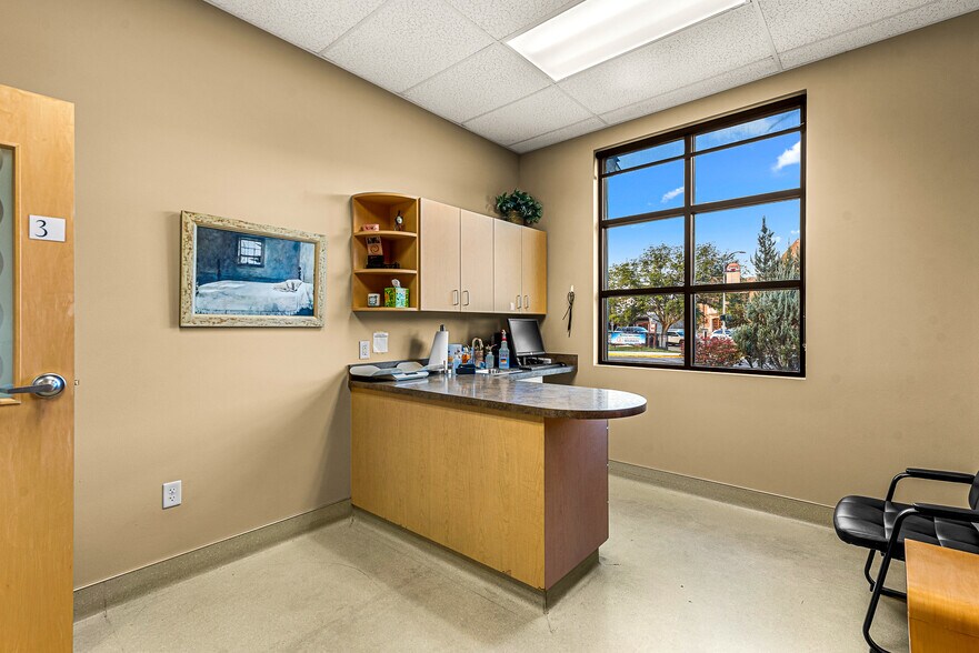 More Photos Of 10 N Chelan Ave, Wenatchee Veterinarian Kennel For Lease