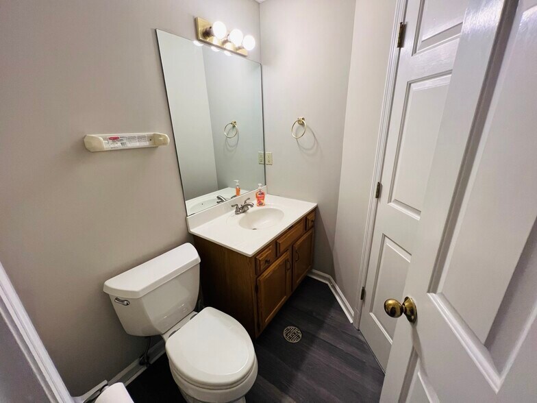 More Photos Of 252 Harry Lane Blvd, Knoxville Office For Sale