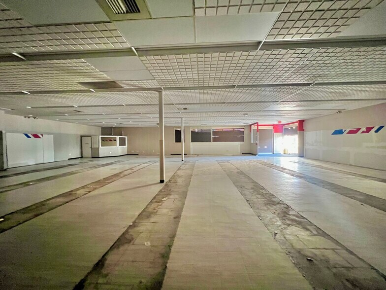 More Photos Of 3700 Falls Rd, Baltimore General Retail For Sale