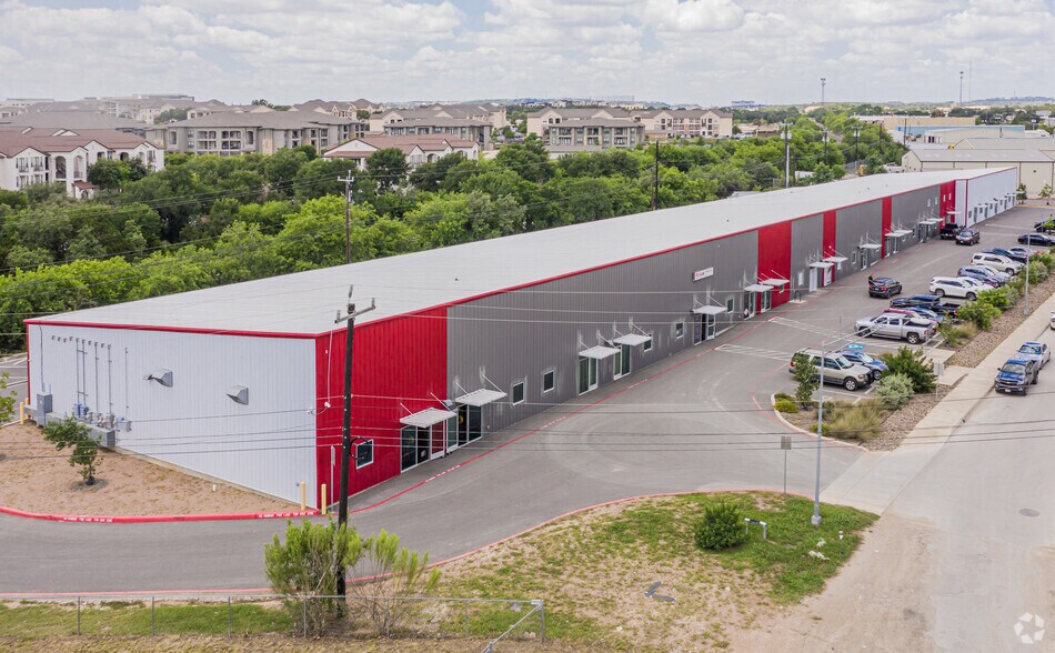 More Photos Of 14886 Tradesman Dr, San Antonio Showroom For Lease