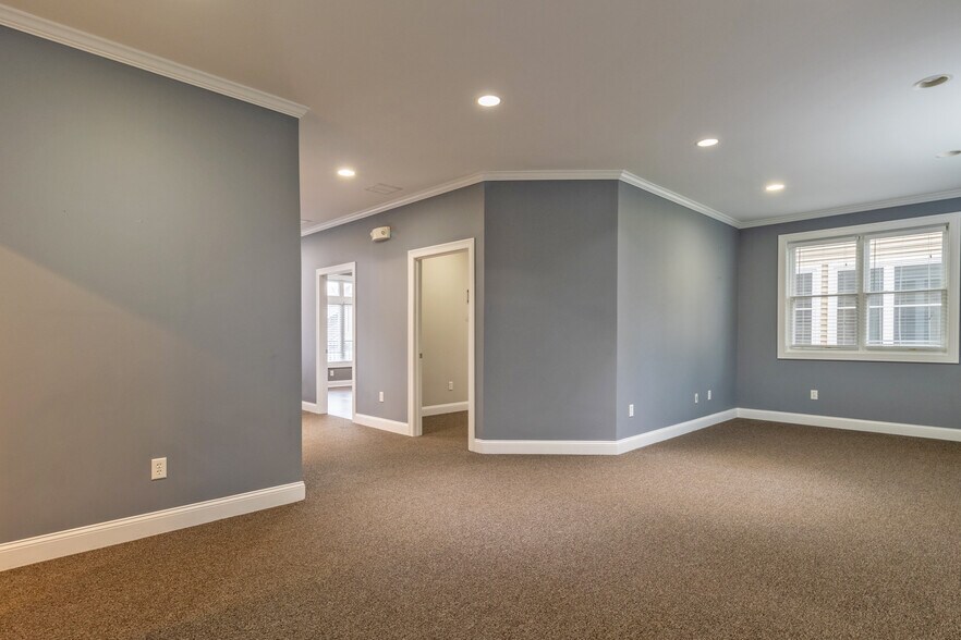 More Photos Of 447 Naubuc Ave, Glastonbury Office For Sale