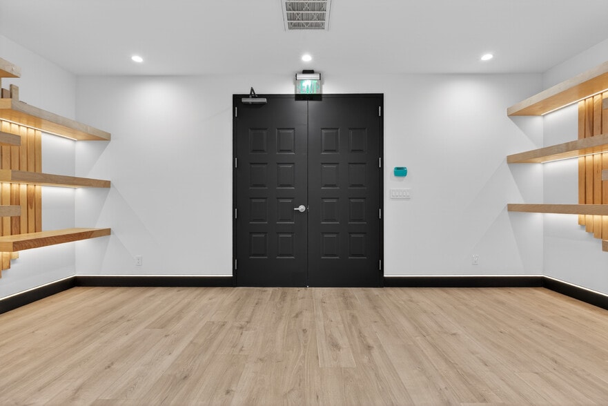 More Photos Of 703 S Main St, Burbank Showroom For Sale