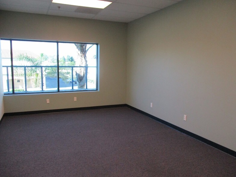 More Photos Of 4517 Market St, Ventura Light Distribution For Lease