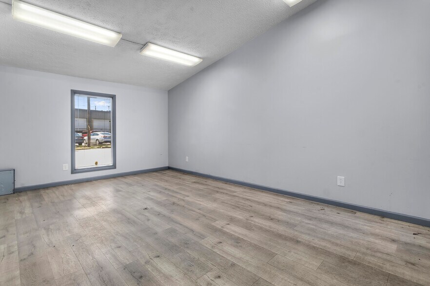 More Photos Of 1091 Kentucky Ave, Indianapolis Warehouse For Lease