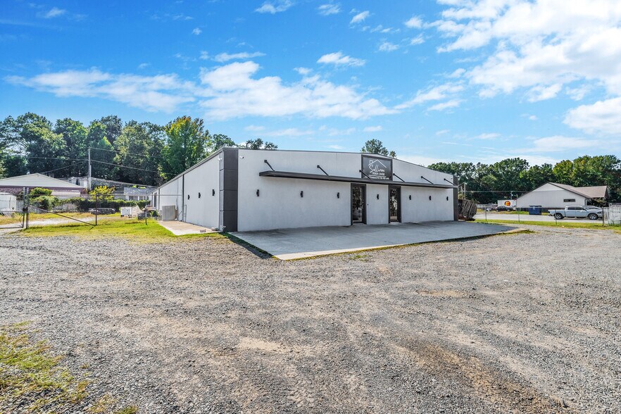 More Photos Of 1003 S Redmond Rd, Jacksonville Freestanding For Sale