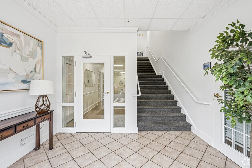 More Photos Of 1290 Kennestone Cir, Marietta Unknown For Lease