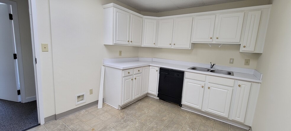 More Photos Of 7 W Queens Way, Hampton Medical For Lease