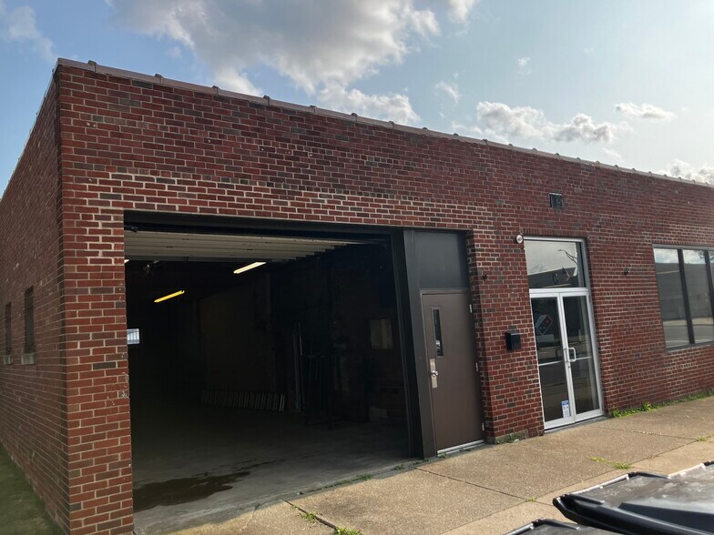 More Photos Of 3147 Delaware Ave, Kenmore Freestanding For Lease