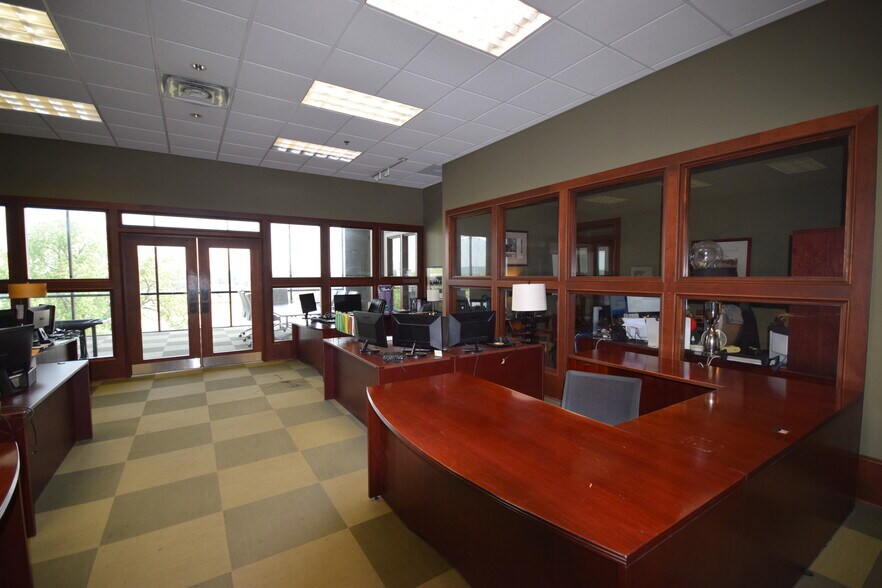 More Photos Of 5 Statehouse Plz, Little Rock Office For Sale