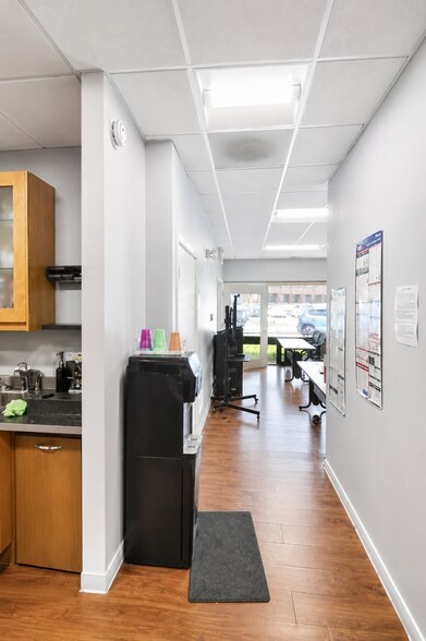 More Photos Of 935 N Plum Grove Rd, Schaumburg Office For Sale