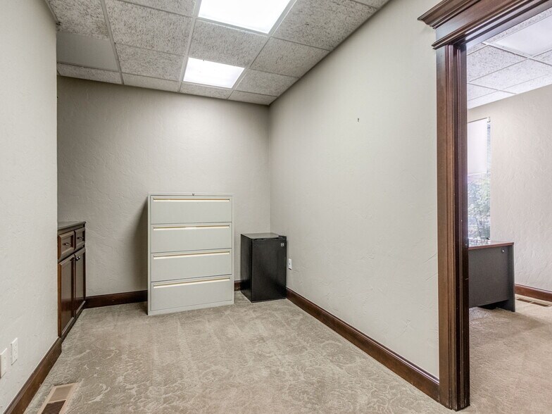 More Photos Of 2425 Wilcox Dr, Norman Office For Sale