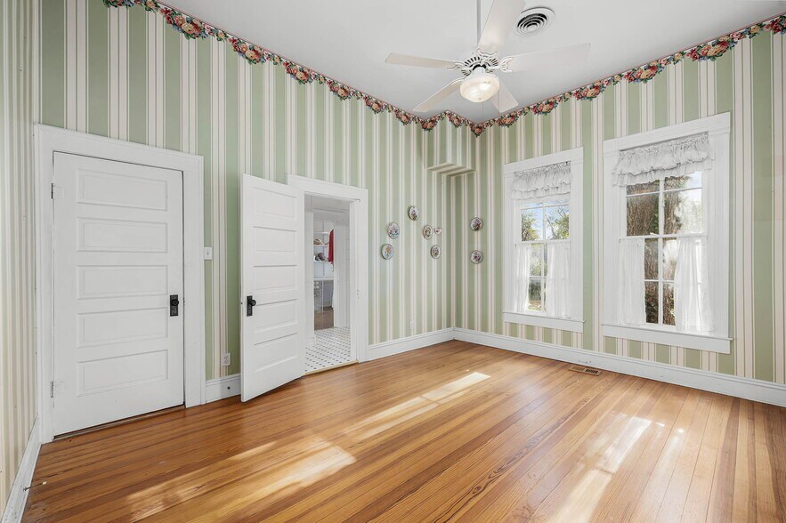More Photos Of 633 S Castell Ave, New Braunfels Office Residential For Sale