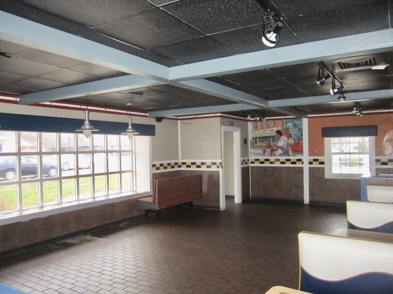 More Photos Of 1060 Madison Ave, Mankato Fast Food For Lease
