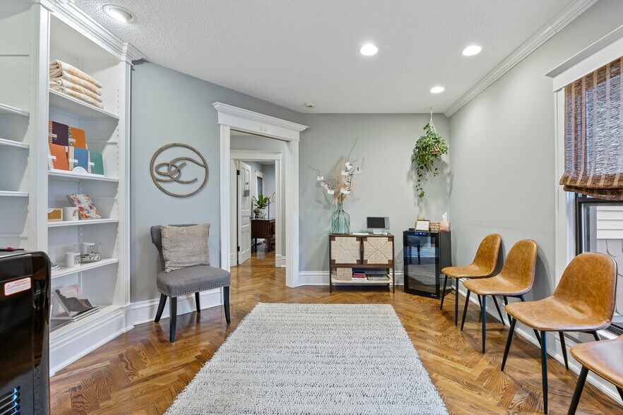 More Photos Of 121 N Washington St, Naperville Office For Lease