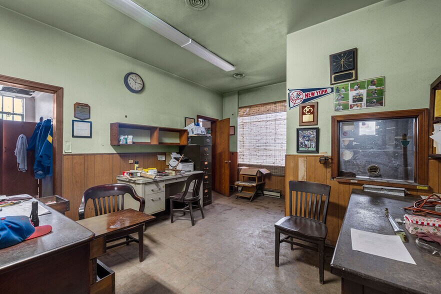 More Photos Of 1041 Niagara Ave, Niagara Falls Contractor Storage Yard For Sale