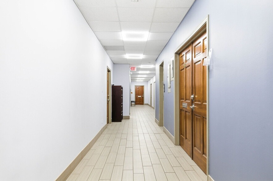 More Photos Of 1313 Lyndon Ln, Louisville Office For Lease