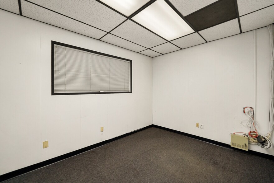 More Photos Of 6303 Seven Seas Ave, Bakersfield Warehouse For Lease