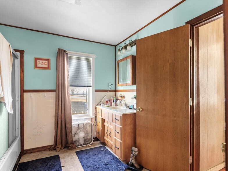 More Photos Of 4220 Memorial Dr, Two Rivers Bar For Sale