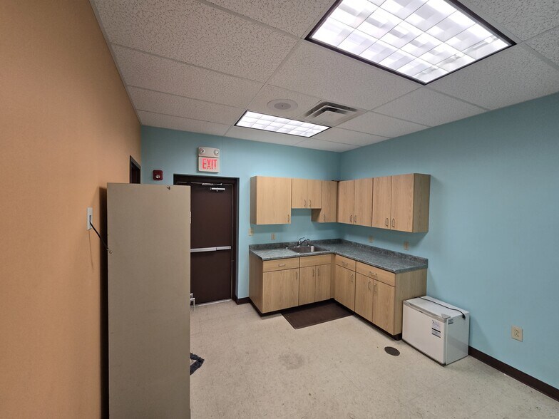 More Photos Of 1318 Euclid Ave, Bristol Freestanding For Lease