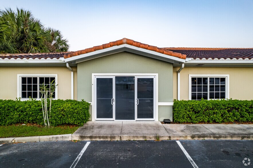 More Photos Of 7900 Forest City Rd, Orlando Unknown For Lease