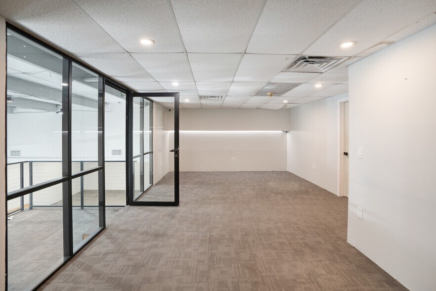 More Photos Of 1925 12th St, Sarasota Light Manufacturing For Lease