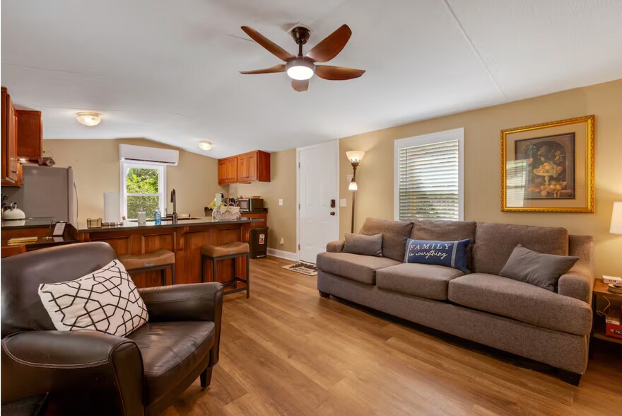 More Photos Of 84-86 Benson Rd, Travelers Rest Specialty For Sale