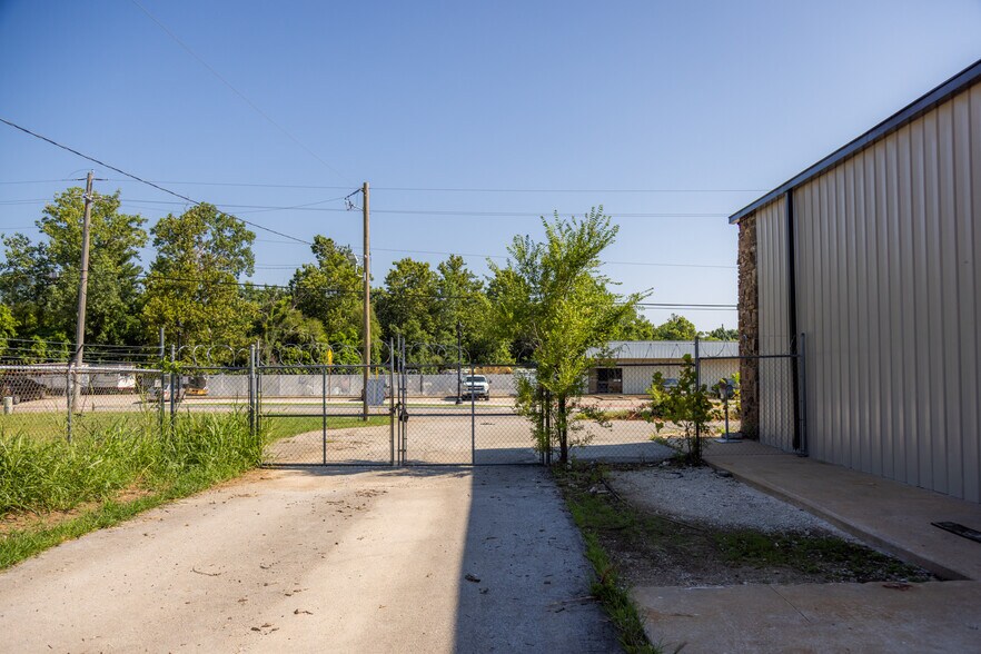 More Photos Of 535 W Poplar St, Fayetteville Warehouse For Lease
