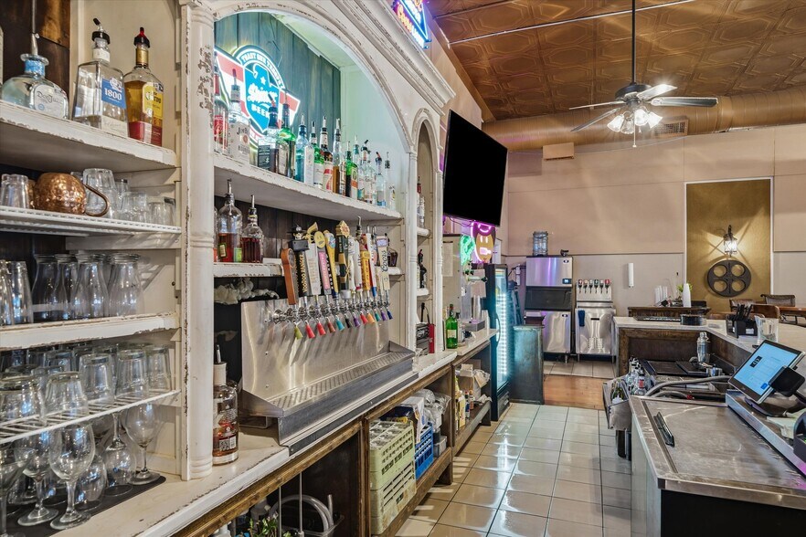 More Photos Of 109 N Houston St, Edgewood Restaurant For Sale