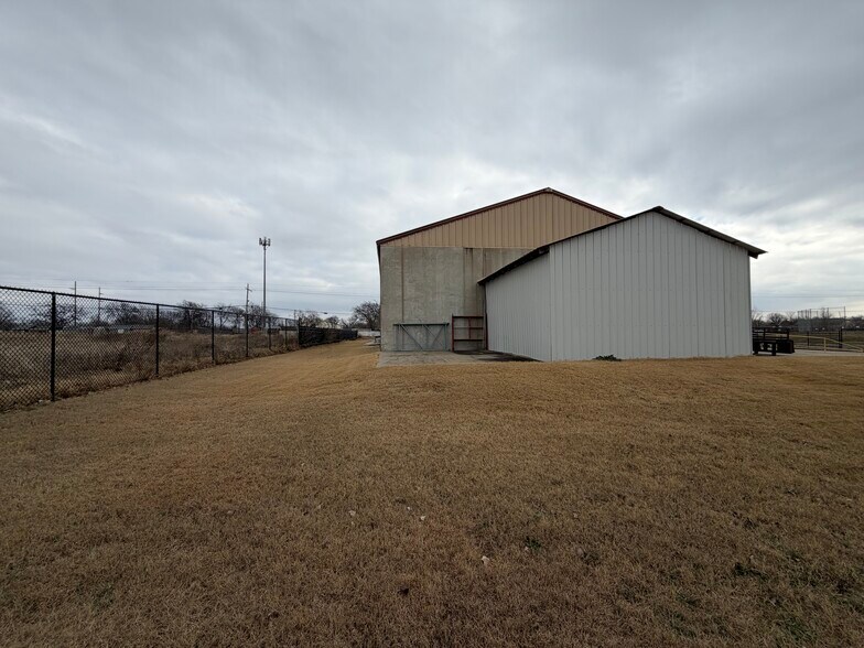More Photos Of 1116 S 129th East Ave, Tulsa Warehouse For Sale