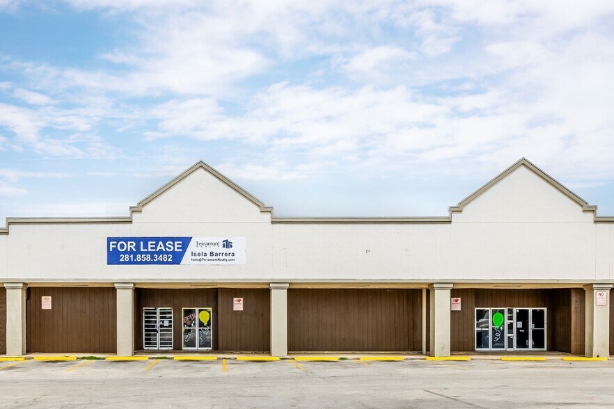 More Photos Of 3719-3815 Blanco Rd, San Antonio Storefront For Sale