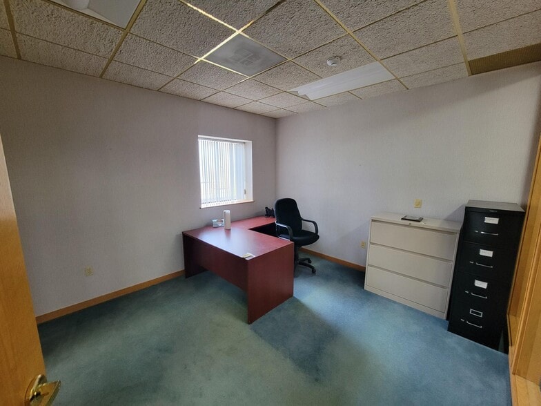 More Photos Of 80 Turnpike Rd, Chelmsford Warehouse For Lease