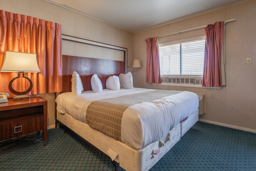 More Photos Of 1445 S 2nd St, Raton Hotel For Sale