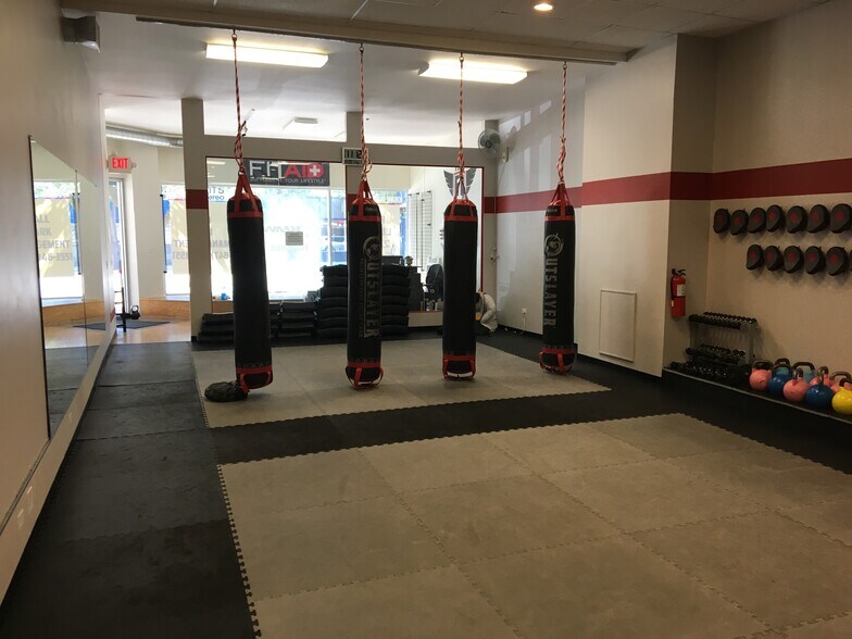 More Photos Of 1017 Davis St, Evanston Storefront For Lease