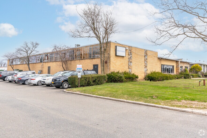 More Photos Of 85 Schmitt Blvd, Farmingdale Warehouse For Lease