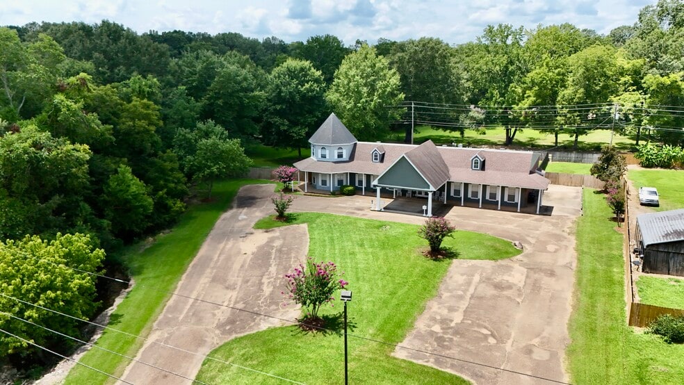 More Photos Of 807 Monroe St, Clinton Office For Sale