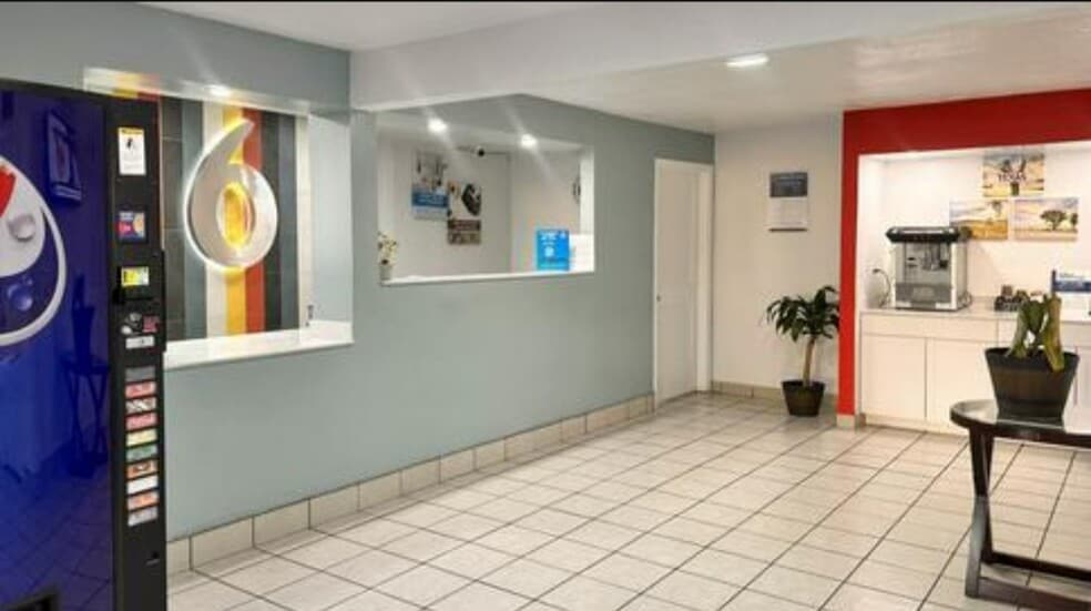 More Photos Of 100 Bulldog Blvd, Borger Hotel For Sale