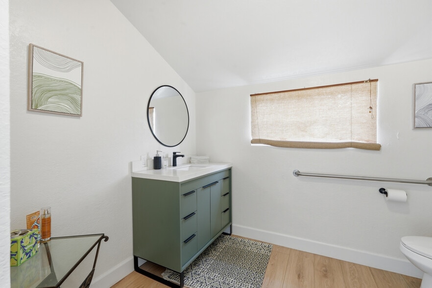 More Photos Of 1495 Glenneyre St, Laguna Beach Freestanding For Lease