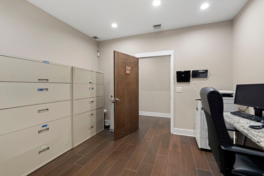 More Photos Of 9518 Tioga Dr, San Antonio Office For Sale