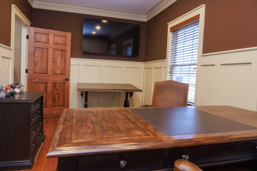 More Photos Of 106 N Alexander Ave, Washington Office For Sale