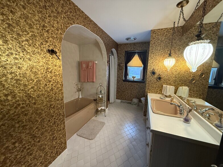 More Photos Of 4945 Southwestern Blvd, Hamburg Freestanding For Sale