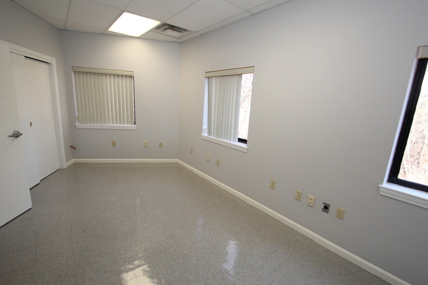 More Photos Of 87 Main St, North Reading Light Manufacturing For Sale