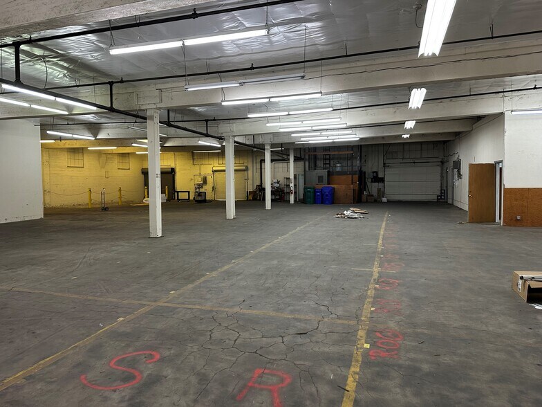 More Photos Of 221-239 SE Madison St, Portland Warehouse For Sale