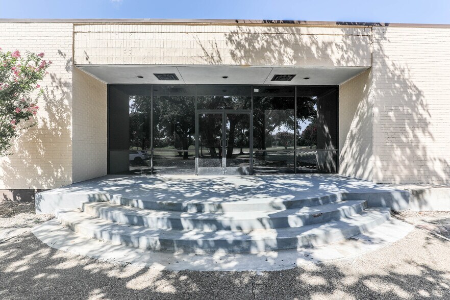 More Photos Of 7471 Marvin D Love Fwy, Dallas General Retail For Sale