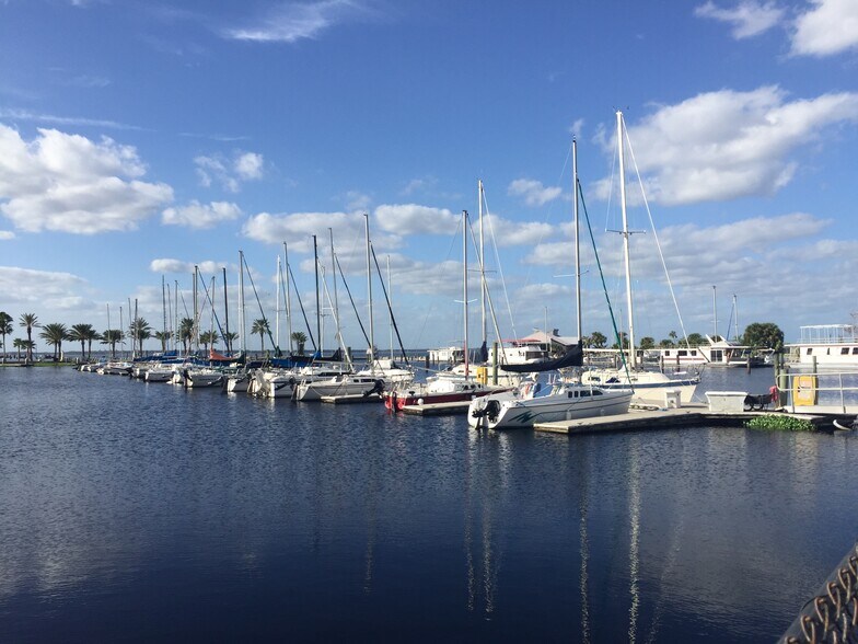 More Photos Of 350 E Seminole Blvd, Sanford Freestanding For Sale