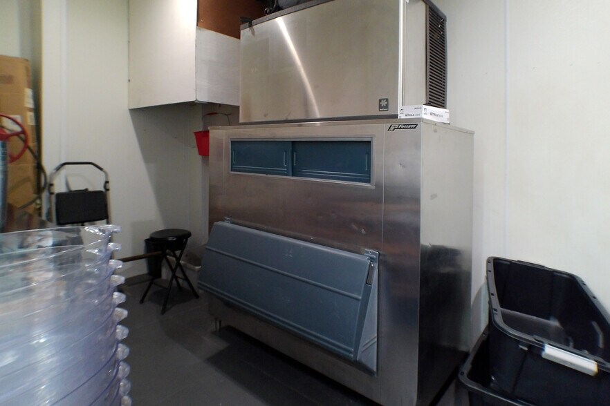 More Photos Of 5002 Washington Ave, Houston Bar For Lease