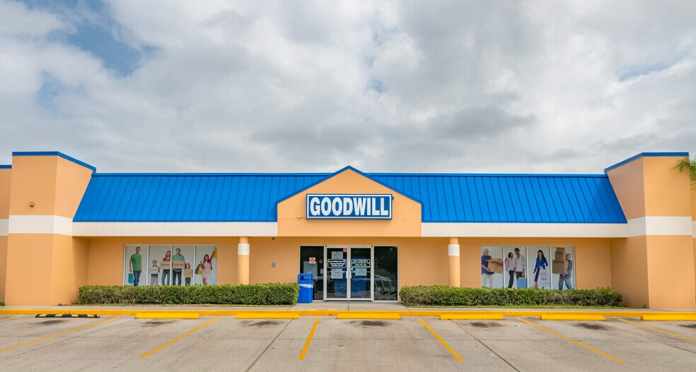 More Photos Of 1210 10th St E, Palmetto Freestanding For Lease